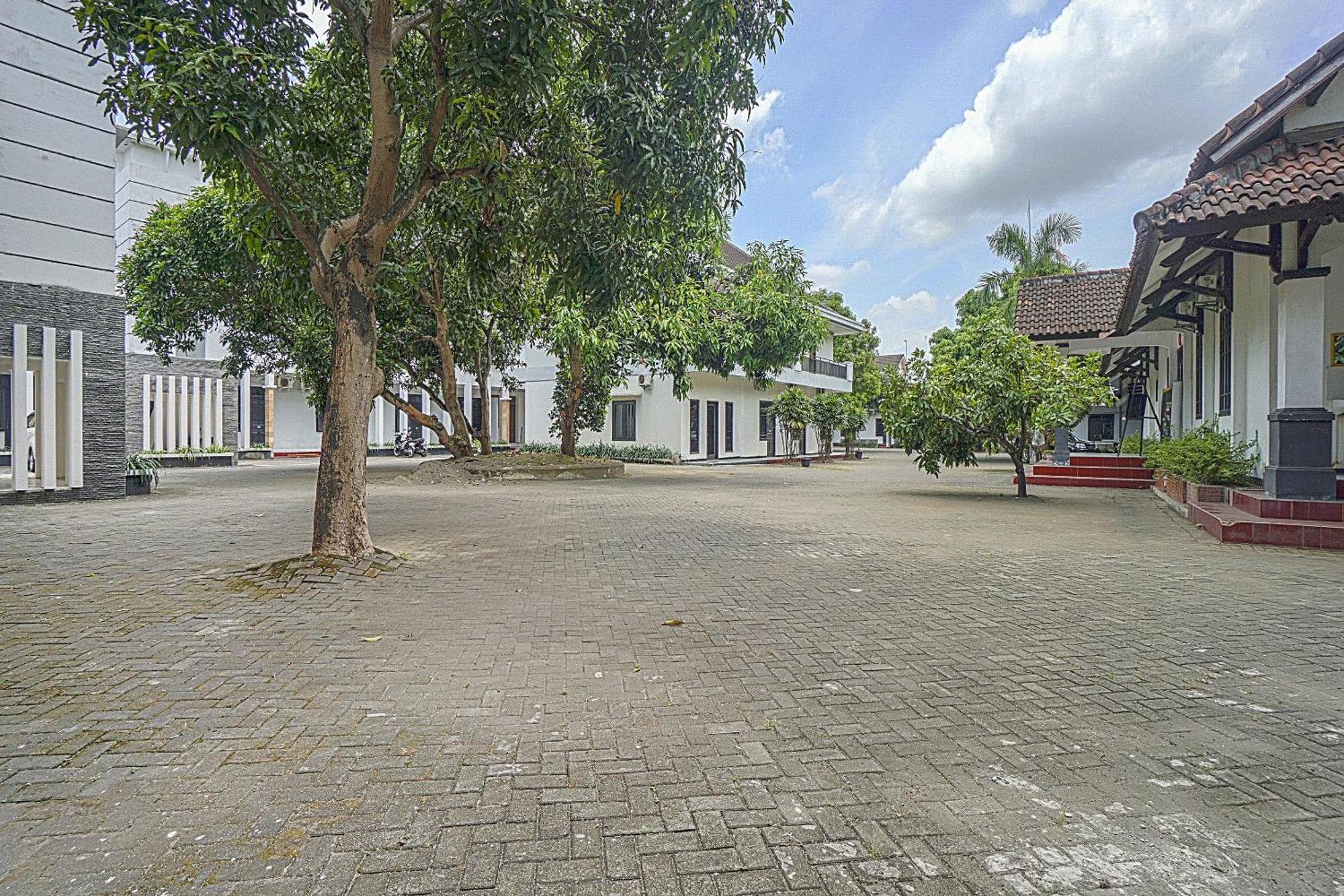Oyo Life 90589 Palem Garden Hotel Tulungagung Exteriör bild